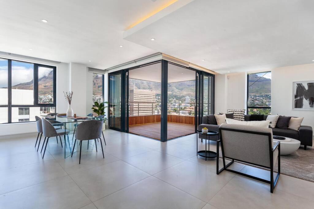 360 Views of Cape Town - Mandela Rhodes Penthouse - image 2