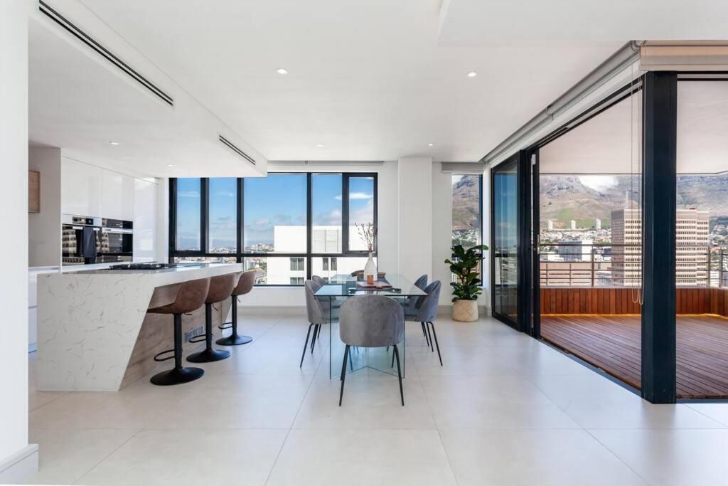 360 Views of Cape Town - Mandela Rhodes Penthouse - image 5