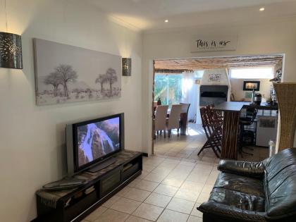 Large 5 Bedroom Villa close to blouberg beach - image 16