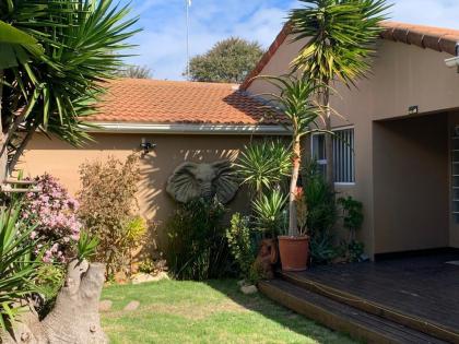 Large 5 Bedroom Villa close to blouberg beach - image 17