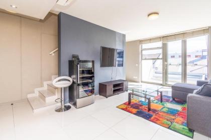 2 Bed Green Point Apartment - image 9