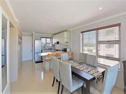 Lovely Two Bedroom Beachfront Apartment - image 4