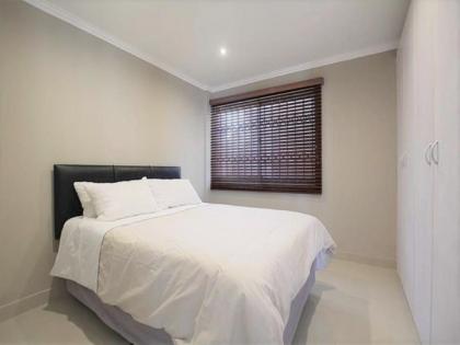 Lovely Two Bedroom Beachfront Apartment - image 7