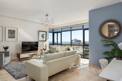 Bantry Bay Apartment  Ocean and Mountain Views - image 1