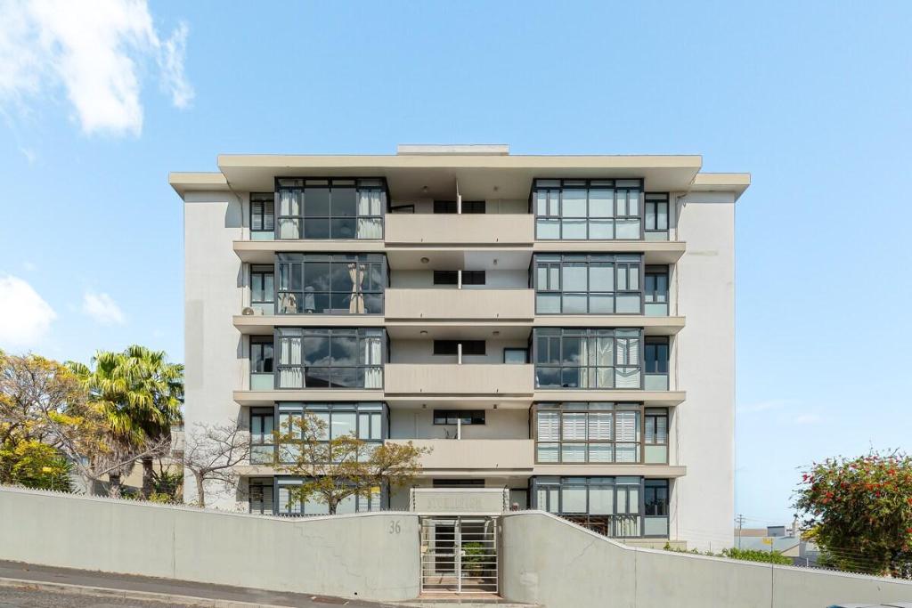 Bantry Bay Apartment  Ocean and Mountain Views - image 5