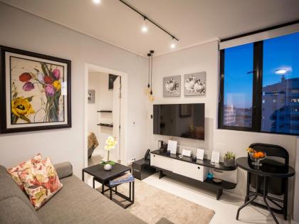 Sea Point Luxury Best Position 1 Bedroom Apartment Queen Size Bed & Inverter For TV - image 16