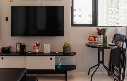 Sea Point Luxury Best Position 1 Bedroom Apartment Queen Size Bed & Inverter For TV - image 17