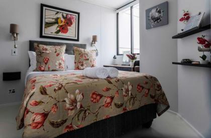 Sea Point Luxury Best Position 1 Bedroom Apartment Queen Size Bed & Inverter For TV - image 3