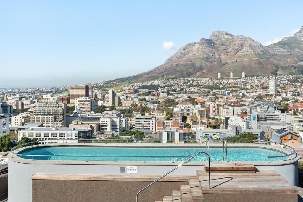 Contemporary 3-Bed at the Peak of Bo-Kaap  Pool - main image