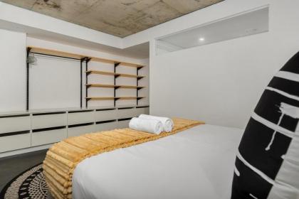 Contemporary 3-Bed at the Peak of Bo-Kaap  Pool - image 17