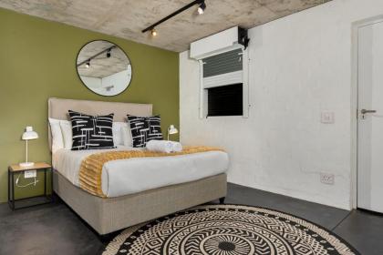 Contemporary 3-Bed at the Peak of Bo-Kaap  Pool - image 18