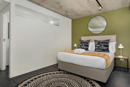 Contemporary 3-Bed at the Peak of Bo-Kaap  Pool - image 20