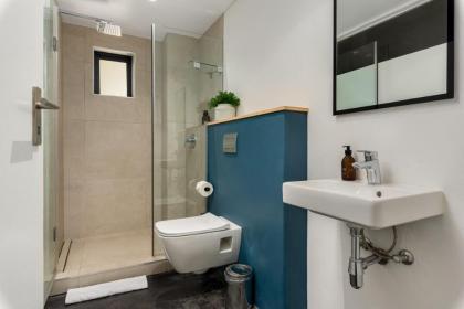 Contemporary 3-Bed at the Peak of Bo-Kaap  Pool - image 7