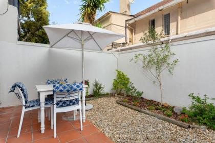 Stylish Sea Point Studio in Secure Complex  Patio - image 1