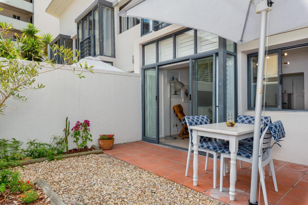 Stylish Sea Point Studio in Secure Complex  Patio - image 2