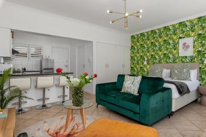 Stylish Sea Point Studio in Secure Complex  Patio - image 3