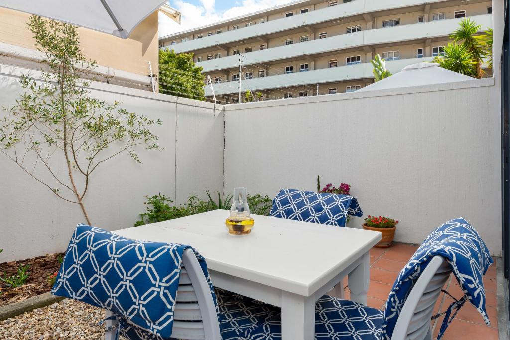 Stylish Sea Point Studio in Secure Complex  Patio - image 5