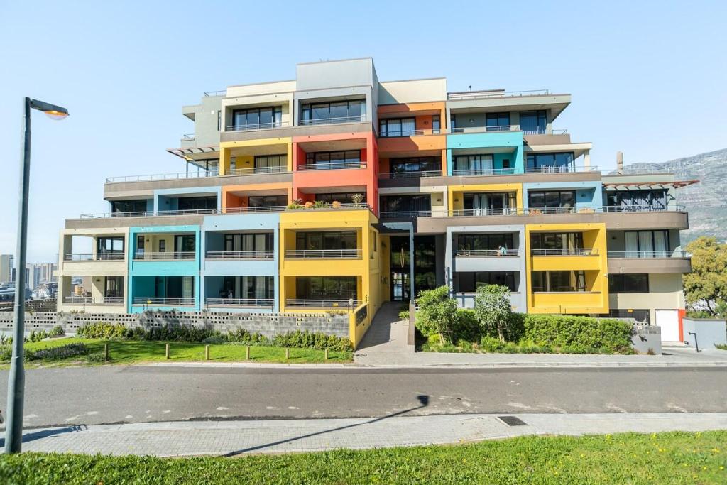 Vibrant Bo Kaap Apartment  Pool Deck with Views - image 2