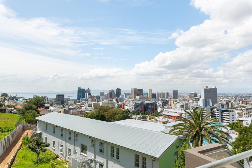 Vibrant Bo Kaap Apartment  Pool Deck with Views - image 3