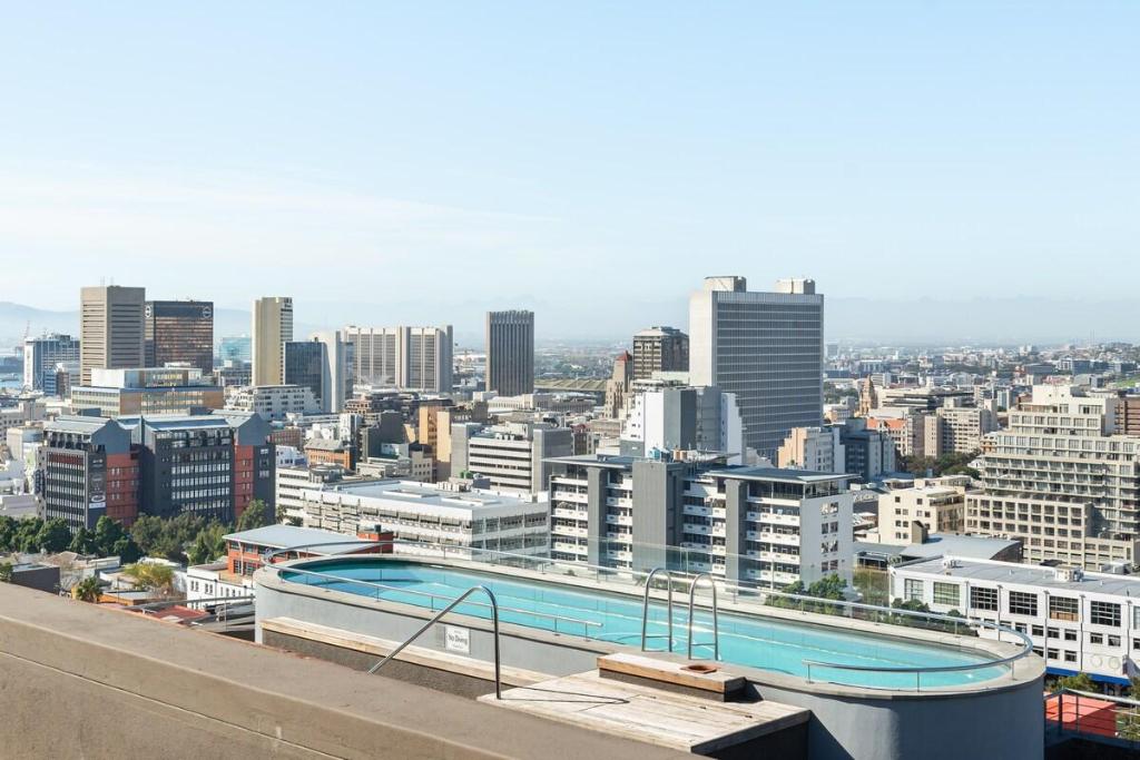 Vibrant Bo Kaap Apartment  Pool Deck with Views - image 4