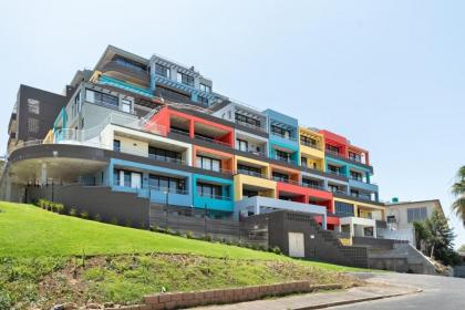 Vibrant Bo Kaap Apartment  Pool Deck with Views - image 5