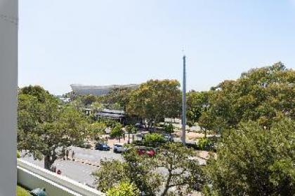 Vibrant Green Point Apartment  Pool Deck - image 17