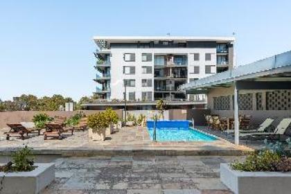 Vibrant Green Point Apartment  Pool Deck - image 18