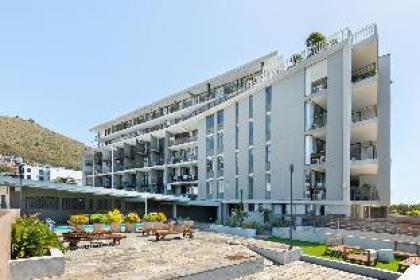 Vibrant Green Point Apartment  Pool Deck - image 19