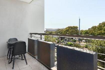 Vibrant Green Point Apartment  Pool Deck - image 4