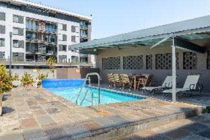 Vibrant Green Point Apartment  Pool Deck - image 6