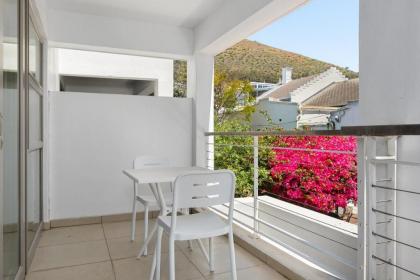 Luxe 2-Bedroom in Trendy Green Point  Pool Views - image 15