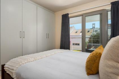 Luxe 2-Bedroom in Trendy Green Point  Pool Views - image 20