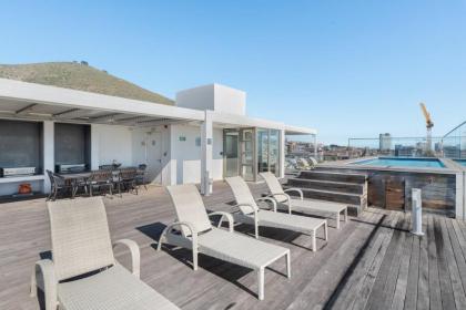 Luxe 2-Bedroom in Trendy Green Point  Pool Views - image 3