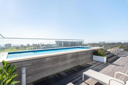 Luxe 2-Bedroom in Trendy Green Point  Pool Views - image 5