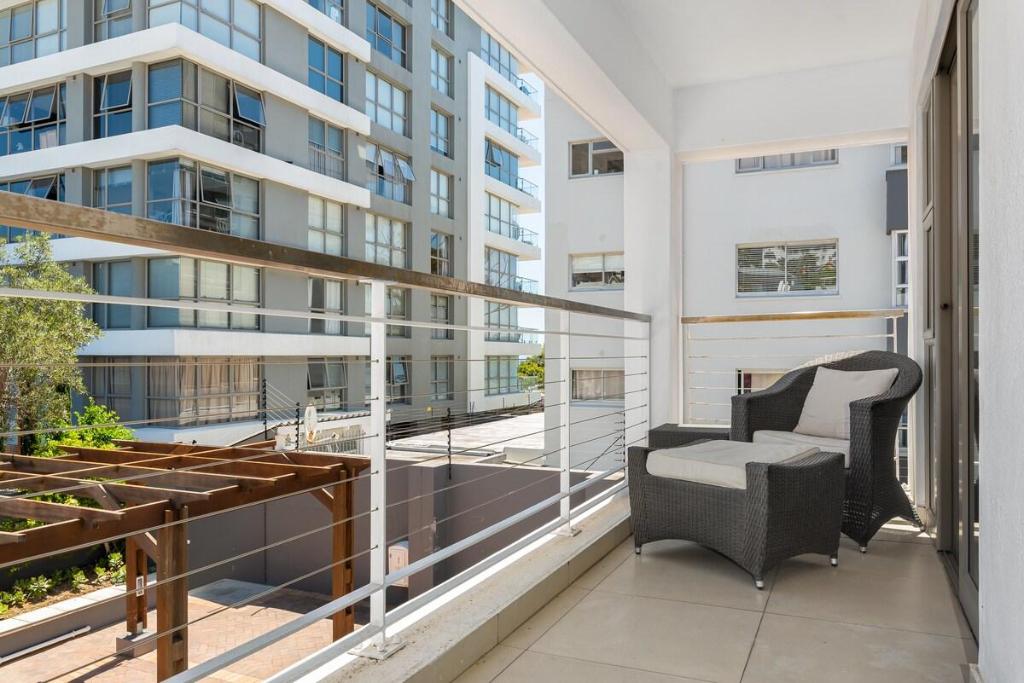 Luxe 2-Bedroom in Trendy Green Point  Pool Views - image 7