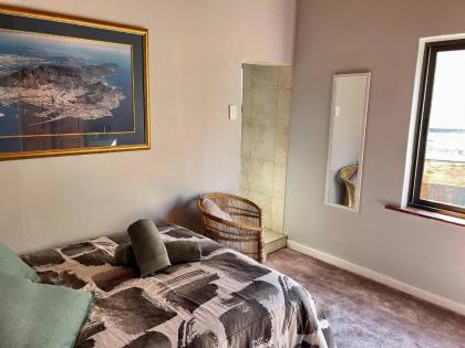 Room in Guest room - Living In Camps Bay Summer