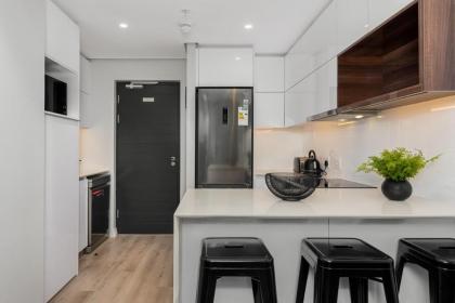 Modern Designer Apartment in Bree Street - image 14