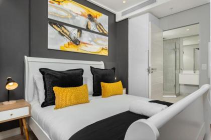 Modern Designer Apartment in Bree Street - image 9