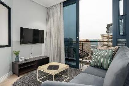 Modern Apartment with 22nd Floor Views - image 2