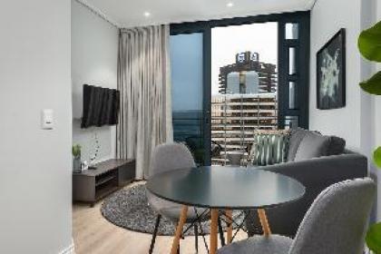 Modern Apartment with 22nd Floor Views - image 6