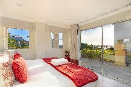 Beachside Villa - 2 minute walk to Camps Bay Beach - image 9