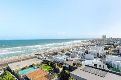 Beachfront Apartment  Ocean Views  Gym & Pools - image 6