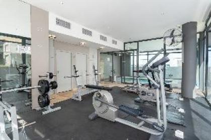 Beachfront Apartment  Ocean Views  Gym & Pools - image 8