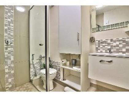 Studio apartment with private access - image 10