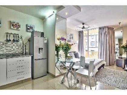 Studio apartment with private access - image 5