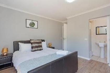 Three Bedroom Holiday Home - Royal Ascot Cape Town - image 8