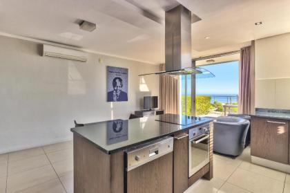 Camps Bay One Bedroom apartment - luxury stay with sea view - image 5