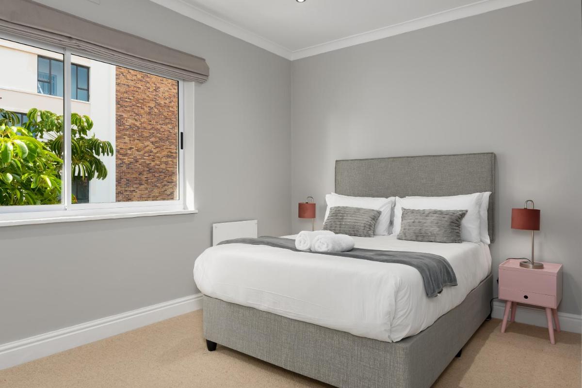 Shaftesbury Luxury Apartments - image 6