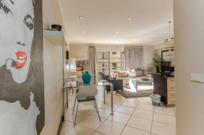 Centrally located 1 bedroom with pool - image 3