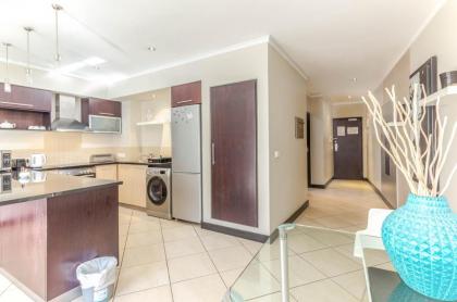 Centrally located 1 bedroom with pool - image 4